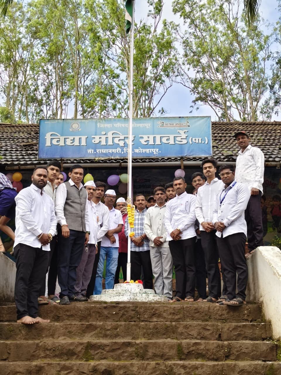 स्वातंत्र्यदिनानिमित्त शैक्षणिक साहित्याचे वाटप